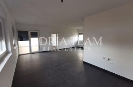 ČETVEROSOBAN STAN S KROVNOM TERASOM I BAZENOM, NOVOGRADNJA - BELAFUŽA, ZADAR, Zadar, Apartamento