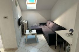 CRIKVENICA, SELCE- kuća s 4 apartmana na 30 metara od mora, Crikvenica, بيت