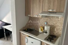 CRIKVENICA, SELCE- kuća s 4 apartmana na 30 metara od mora, Crikvenica, بيت