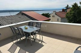 CRIKVENICA, SELCE- kuća s 4 apartmana na 30 metara od mora, Crikvenica, بيت