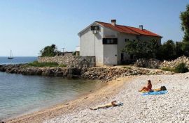 OTOK KRK, KRK - Kuća na neponovljivoj lokaciji uz more NA PLAŽI!!, Krk, Kuća