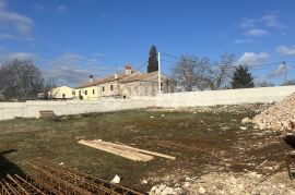 Istra, Svetvinčenat, okolica, zemljište 680 m2 sa građevinskom dozvolom i plaćenim komunalijama, super lokacija, Svetvinčenat, Zemljište