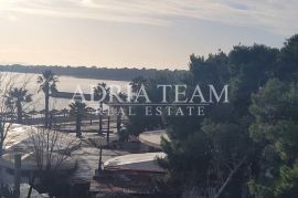 APARTMAN S OTVORENIM POGLEDOM NA MORE, 80 M OD MORA, VIR - JUŽNA STRANA, Vir, Apartamento