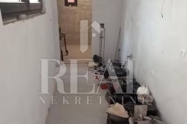 Prodaja kuće  s 5 stambenih jedinica  u Kostreni S+1+VP  210 m2, Kostrena, Σπίτι