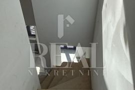 Prodaja kuće  s 5 stambenih jedinica  u Kostreni S+1+VP  210 m2, Kostrena, Σπίτι