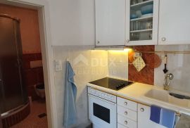 NOVI VINODOLSKI - kuća u mirnom predjelu s 5 apartmana, Novi Vinodolski, Casa