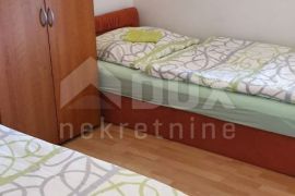 NOVI VINODOLSKI - kuća u mirnom predjelu s 5 apartmana, Novi Vinodolski, Casa