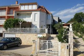 NOVI VINODOLSKI - kuća u mirnom predjelu s 5 apartmana, Novi Vinodolski, Casa