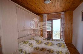 SENJ, SV.JURAJ, KUĆA SA 4 APARTMANA, Senj, Casa