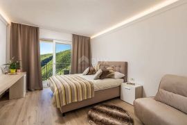 OPATIJA, LOVRANSKA DRAGA - apartmanska villa 600m2 i restaurant s panoramskim pogledom u oazi mira + okoliš 1300m2, Lovran, House