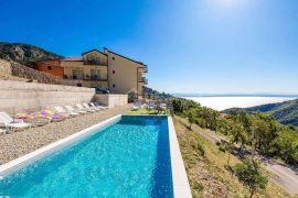 OPATIJA, LOVRANSKA DRAGA - apartmanska villa 600m2 i restaurant s panoramskim pogledom u oazi mira + okoliš 1300m2, Lovran, House