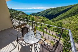 OPATIJA, LOVRANSKA DRAGA - apartmanska villa 600m2 i restaurant s panoramskim pogledom u oazi mira + okoliš 1300m2, Lovran, House