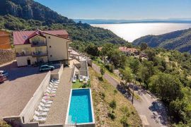 OPATIJA, LOVRANSKA DRAGA - apartmanska villa 600m2 i restaurant s panoramskim pogledom u oazi mira + okoliš 1300m2, Lovran, House