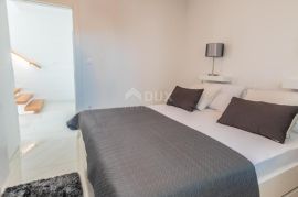 OPATiJA, POBRI- villa 500m2 s panoramskim pogledom na more i bazenom na krovu + okoliš 800m2, Opatija - Okolica, Дом