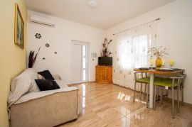 Lijepa apartmanska kuća na mirnoj lokaciji, Pula, Istra, Pula, Kuća