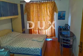 OTOK RAB, LOPAR - Kuća sa 6 apartmana pored Rajske plaže, Rab, Haus