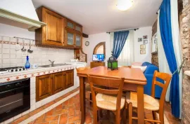 ROVINJ - KUĆA SA ŠEST APARTMANA U SRCU STAROG GRADA, Rovinj, Maison