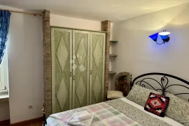 ROVINJ - KUĆA SA ŠEST APARTMANA U SRCU STAROG GRADA, Rovinj, Maison