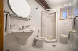 ROVINJ - KUĆA SA ŠEST APARTMANA U SRCU STAROG GRADA, Rovinj, Maison