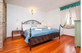 ROVINJ - KUĆA SA ŠEST APARTMANA U SRCU STAROG GRADA, Rovinj, Maison