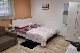 200m od obale: Prilika u Pješčanoj Uvali, Medulin, House