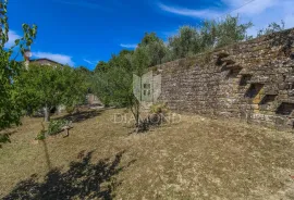 Grožnjan, kuća na odličnoj lokaciji s velikim dvorištem, Grožnjan, Casa