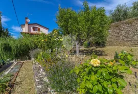 Grožnjan, kuća na odličnoj lokaciji s velikim dvorištem, Grožnjan, Casa