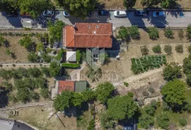 Grožnjan, kuća na odličnoj lokaciji s velikim dvorištem, Grožnjan, Casa