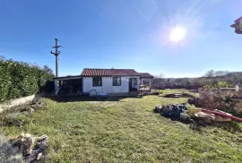 Rakalj, prizemnica s garažom,pomoćnim objektom, okućnica 1130m2,more 4km, Marčana, Maison