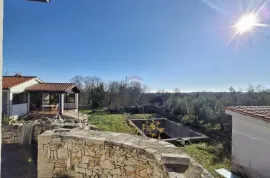 Rakalj, prizemnica s garažom,pomoćnim objektom, okućnica 1130m2,more 4km, Marčana, Maison