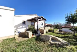 Rakalj, prizemnica s garažom,pomoćnim objektom, okućnica 1130m2,more 4km, Marčana, Maison