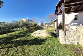 Rakalj, prizemnica s garažom,pomoćnim objektom, okućnica 1130m2,more 4km, Marčana, Maison