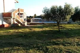 Rakalj,kuća s bazenom, pomoćnim objektom i građevinskim zemljištem 3000m2, Marčana, Casa