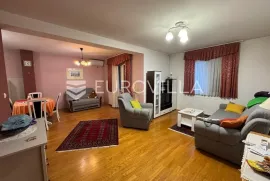 Đakovo, Centar, namješten dvosoban stan 62 m2, 2 parkirna mjesta, Đakovo, Διαμέρισμα