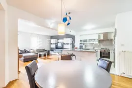 Zagreb, Martinovka, uređen trosoban stan s garažom 96 m2, Flat