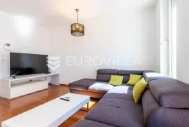 Split, odličan dvosoban stan na frekventnoj lokaciji, Split, Appartement