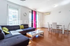 Split, odličan dvosoban stan na frekventnoj lokaciji, Split, Appartement