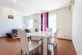 Split, odličan dvosoban stan na frekventnoj lokaciji, Split, Appartement