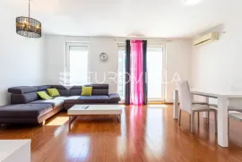 Split, odličan dvosoban stan na frekventnoj lokaciji, Split, Appartement