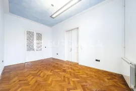 Zagreb, Europski trg, strogi centar, odličan višesoban građanski stan s terasom, Zagreb, Appartement