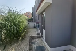 Pula, kuća sa 3 stambene jedinice i dozvolom za 4., Pula, House