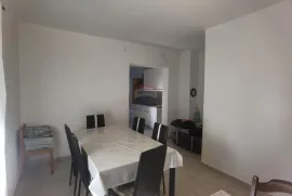 Pula, kuća sa 3 stambene jedinice i dozvolom za 4., Pula, House