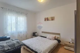 Pula, kuća sa 3 stambene jedinice i dozvolom za 4., Pula, House