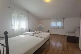 Pula, kuća sa 3 stambene jedinice i dozvolom za 4., Pula, House