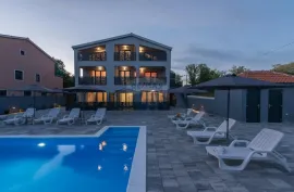 Istra, Poreč okolica moderna apartmanska kuća sa 5 stambenih jedinica, Poreč, Casa