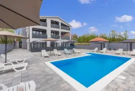 Istra, Poreč okolica moderna apartmanska kuća sa 5 stambenih jedinica, Poreč, Kuća