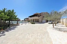 VILA S BAZENOM I POGLEDOM NA MORE, 600M OD MORA, PRIVLAKA - ZADAR, Privlaka, Σπίτι