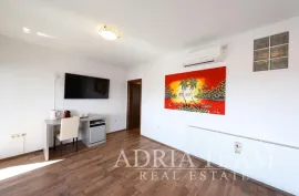 VILA S BAZENOM I POGLEDOM NA MORE, 600M OD MORA, PRIVLAKA - ZADAR, Privlaka, Σπίτι