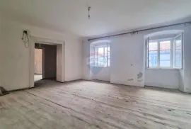 RIJEKA,CENTAR- stan 130 m2 za investiciju, Rijeka, Wohnung