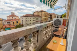 RIJEKA, CENTAR- gospodski stan 152 m2, 4S+DB, balkon, lift, pogled na more, Rijeka, Appartement